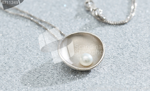 Image of silver necklace with pearl 