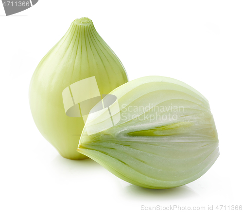 Image of fresh raw peeled onions