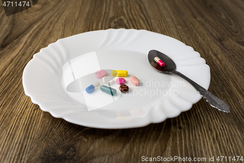 Image of A bunch of pills on a plate