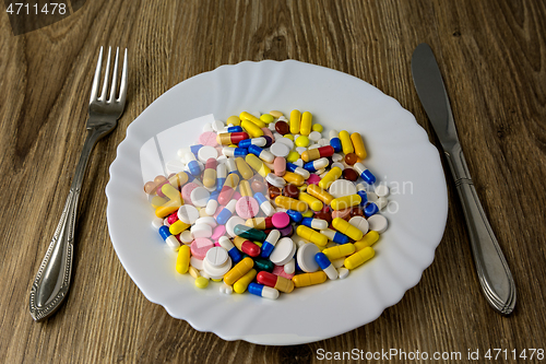 Image of A bunch of pills on a plate