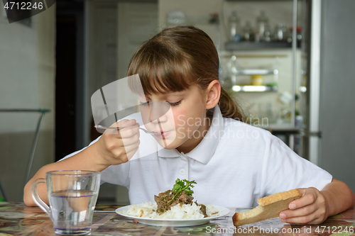 Image of Girl eats the second dish for lunch