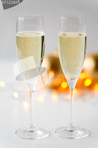 Image of two glasses of champagne on christmas