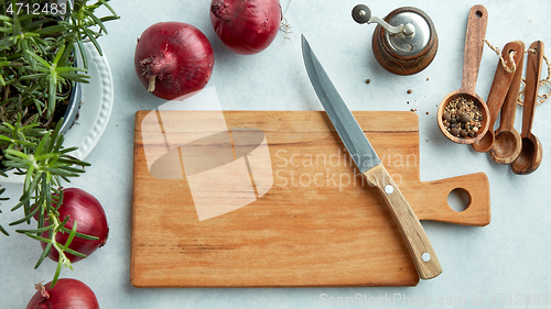 Image of empty wooden cutting board