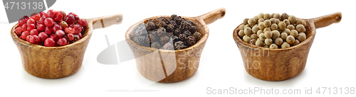 Image of various pepper in wooden cup