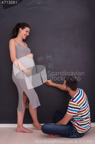 Image of pregnant couple accounts week of pregnancy