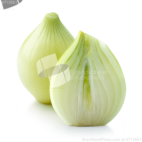 Image of fresh raw peeled onions