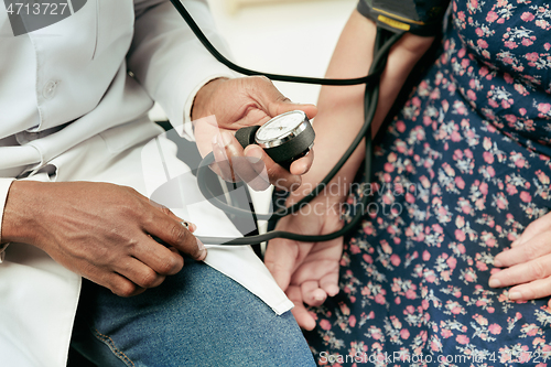 Image of A senior woman visiting a therapist at the clinic