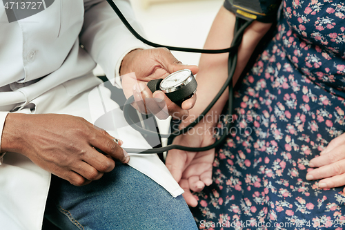 Image of A senior woman visiting a therapist at the clinic