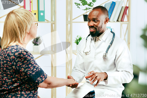 Image of A senior woman visiting a therapist at the clinic