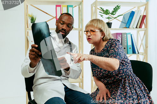 Image of A senior woman visiting a therapist at the clinic