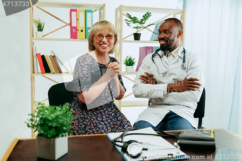 Image of A senior woman visiting a therapist at the clinic