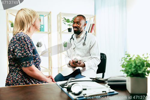 Image of A senior woman visiting a therapist at the clinic