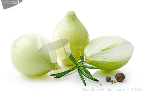 Image of fresh raw peeled onions