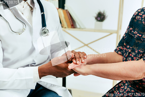 Image of A senior woman visiting a therapist at the clinic