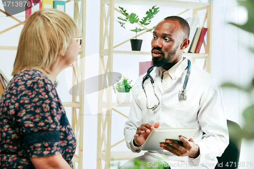 Image of A senior woman visiting a therapist at the clinic