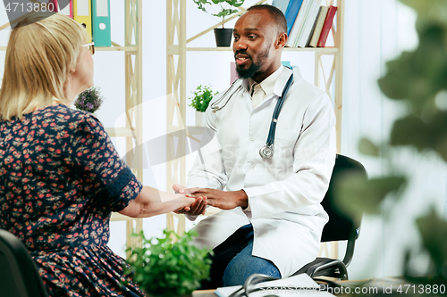 Image of A senior woman visiting a therapist at the clinic