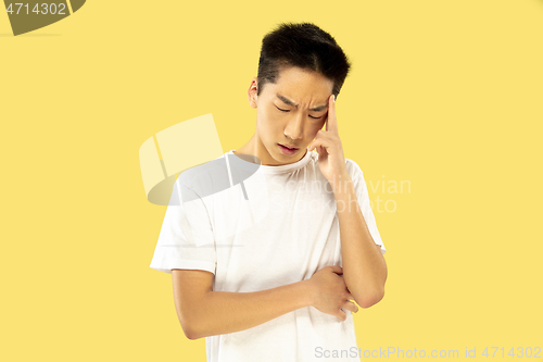 Image of Korean young man\'s half-length portrait on yellow background