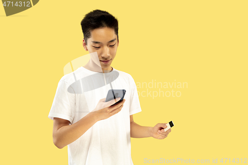 Image of Korean young man\'s half-length portrait on yellow background