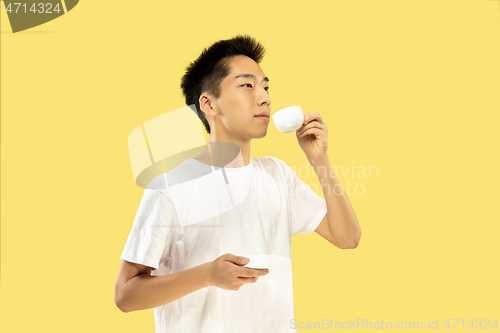 Image of Korean young man\'s half-length portrait on yellow background