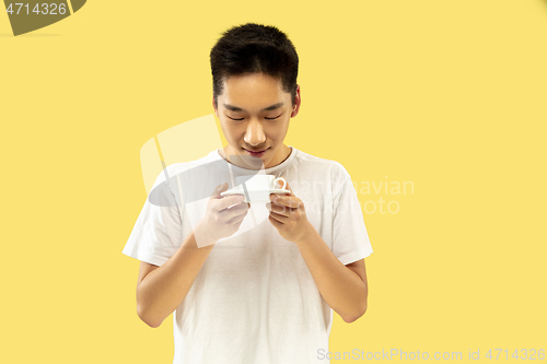 Image of Korean young man\'s half-length portrait on yellow background