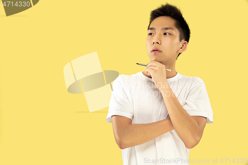 Image of Korean young man\'s half-length portrait on yellow background