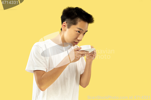 Image of Korean young man\'s half-length portrait on yellow background