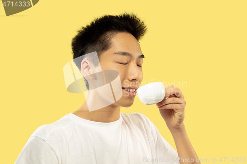 Image of Korean young man\'s half-length portrait on yellow background