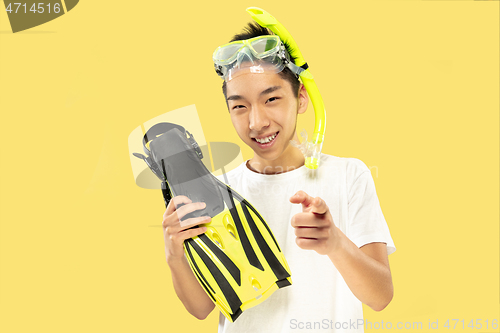 Image of Korean young man\'s half-length portrait on yellow background