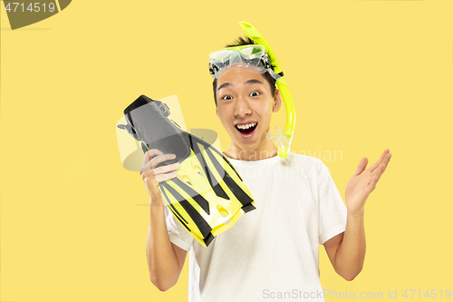 Image of Korean young man\'s half-length portrait on yellow background