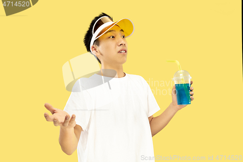 Image of Korean young man\'s half-length portrait on yellow background