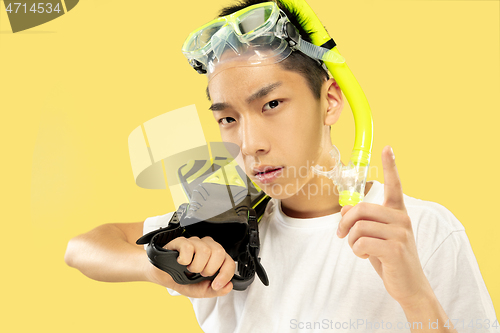 Image of Korean young man\'s half-length portrait on yellow background