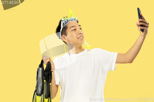 Image of Korean young man\'s half-length portrait on yellow background