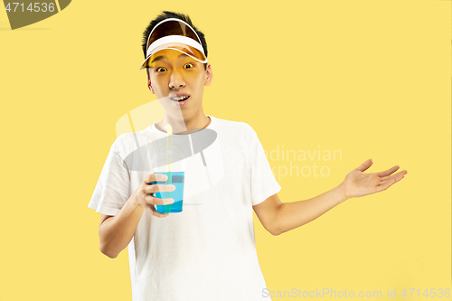 Image of Korean young man\'s half-length portrait on yellow background