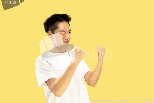 Image of Korean young man\'s half-length portrait on yellow background