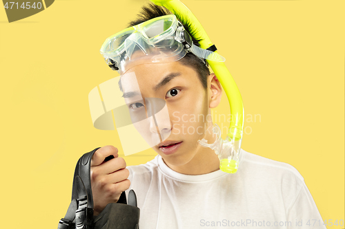 Image of Korean young man\'s half-length portrait on yellow background