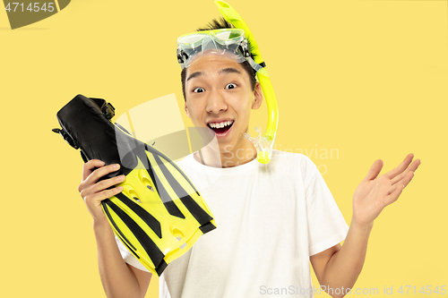 Image of Korean young man\'s half-length portrait on yellow background