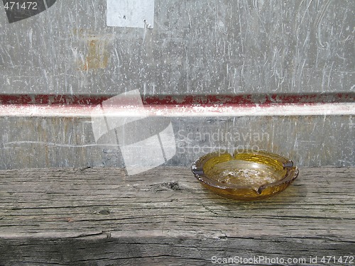 Image of ashtray, brown, bench, wood, metal, object, break, seat, habit, bad, cancer, quit