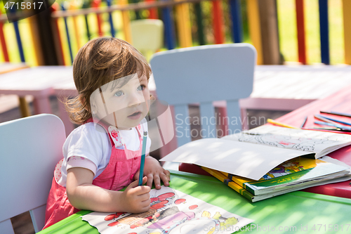 Image of little girl drawing a colorful pictures