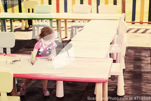 Image of little girl drawing a colorful pictures