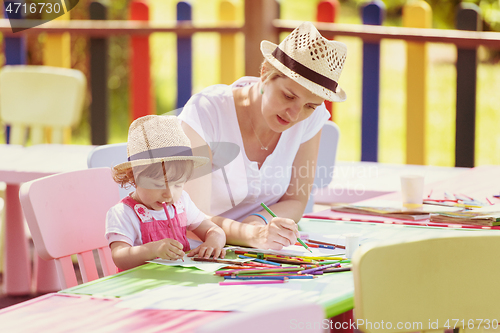 Image of mom and little daughter drawing a colorful pictures