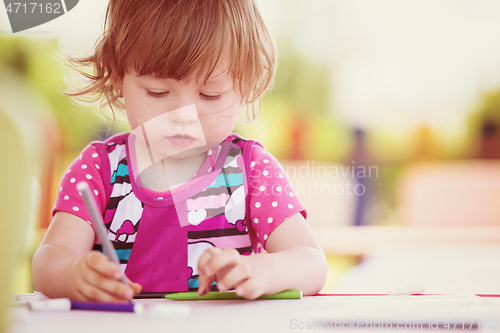 Image of little girl drawing a colorful pictures