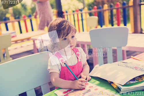 Image of little girl drawing a colorful pictures