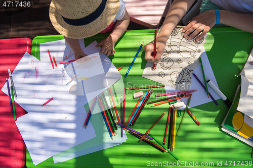 Image of mom and little daughter drawing a colorful pictures