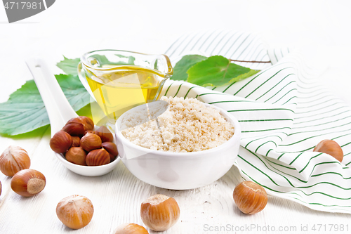 Image of Flour hazelnut in bowl on light board