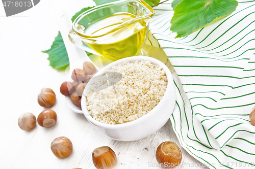 Image of Flour hazelnut in bowl on wooden board