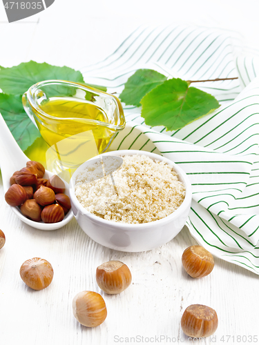 Image of Flour hazelnut in bowl on light wooden board