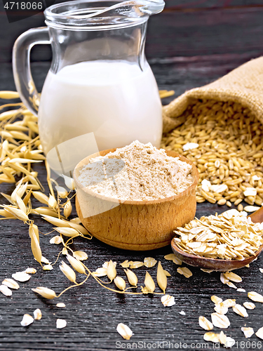 Image of Flour oat in bowl with oatmeal on board