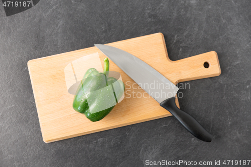 Image of green pepper and kitchen knife on cutting board