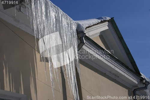 Image of large icicles hanging from the roof 