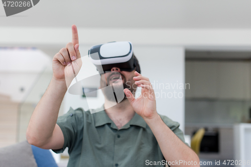 Image of man with beard trying vr glasses